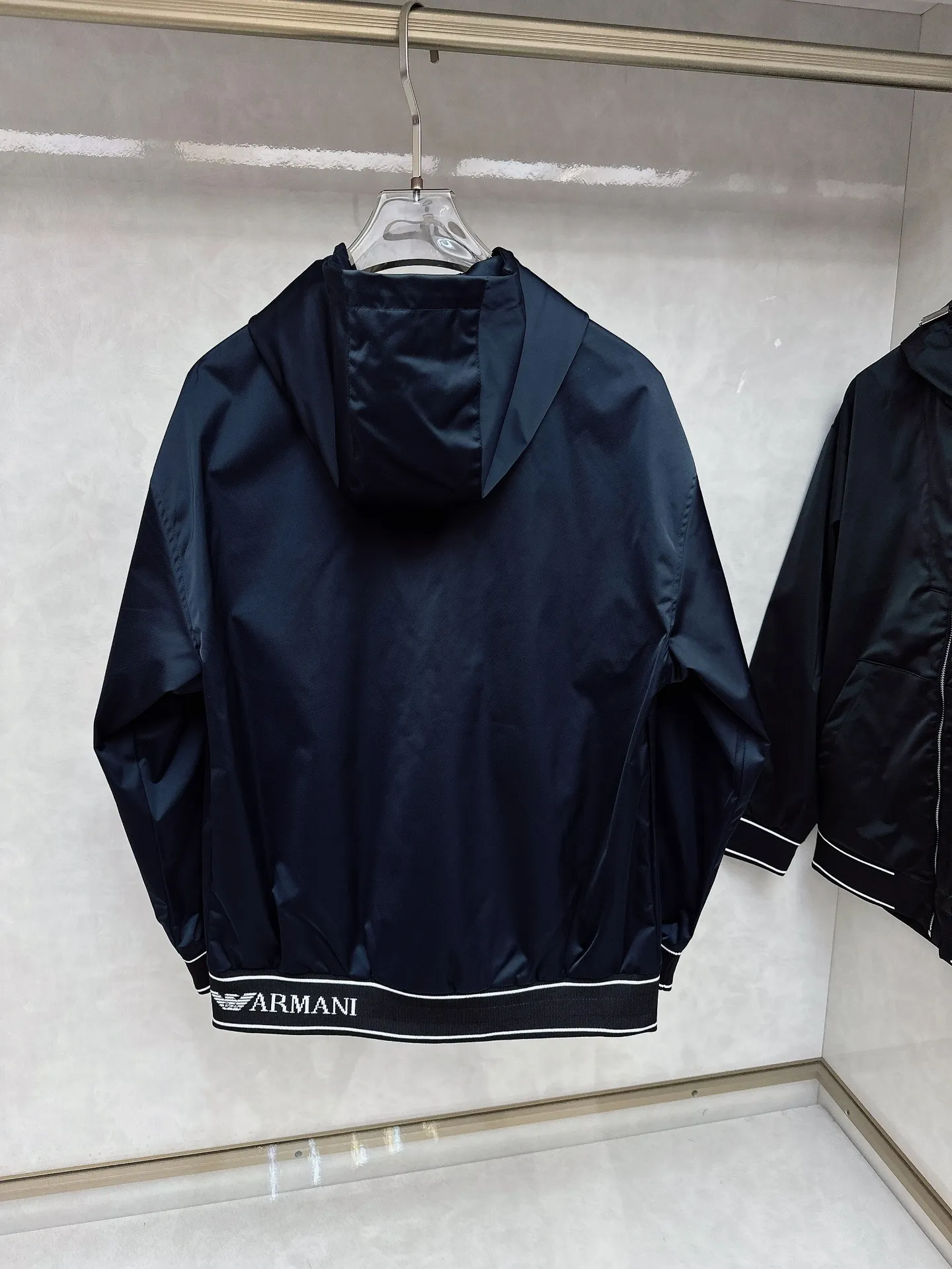 Armani official website Same Style, complete with three labels, on sale in advance. 2026 Autumn and Winter New Arrival men's jacket, Original with complete three labels, Premium version. Custom-made fabrics at the counter. Breathable, high comfort, impeccable details, brand element design concept, reflecting high quality. It feels delicate and soft, presents a casual cut, and has a great upper body shape. Sizes: M～3XL,